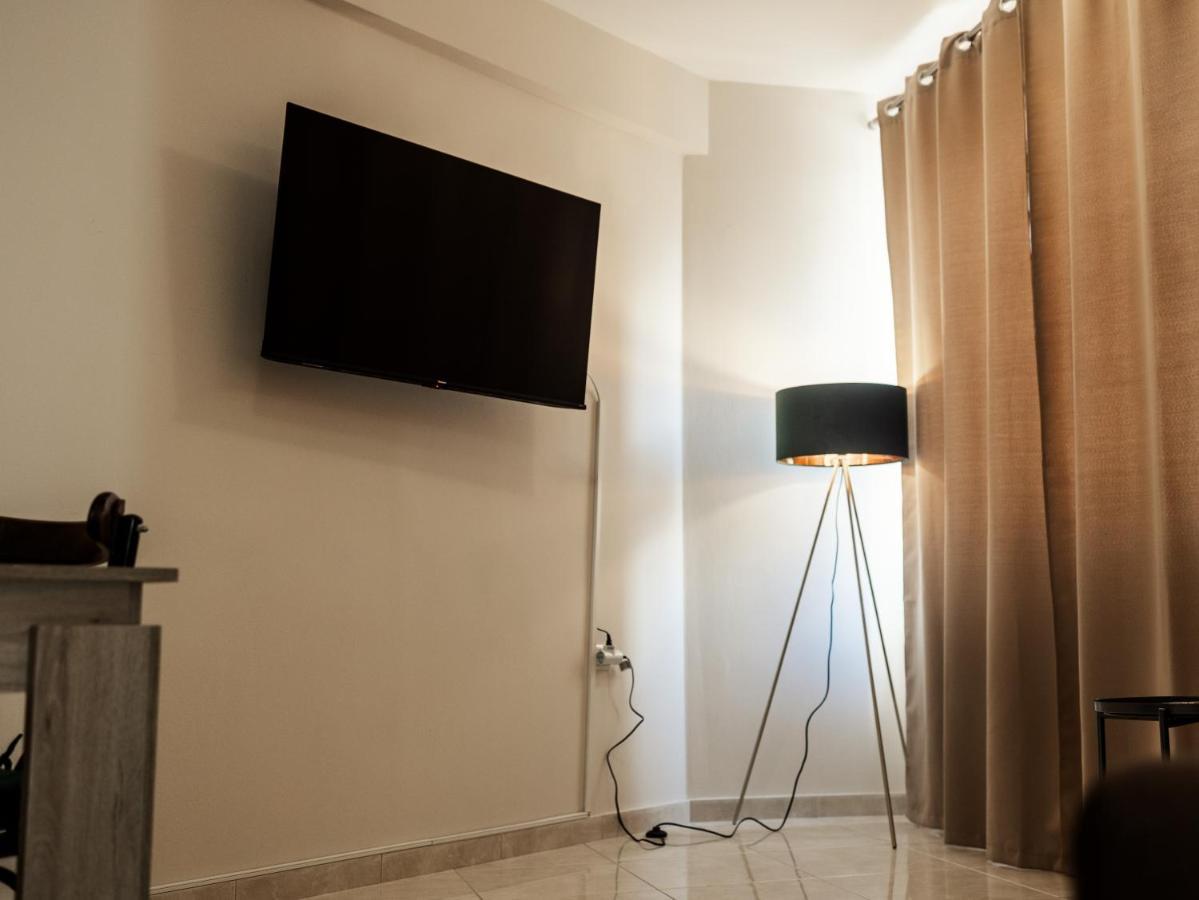 Evzoi Apartment Chalkida Bagian luar foto